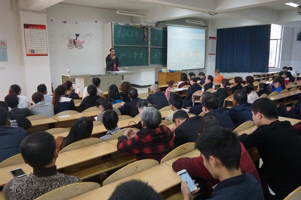 保卫处消防管理科周前锋科长讲解消防安全知识
